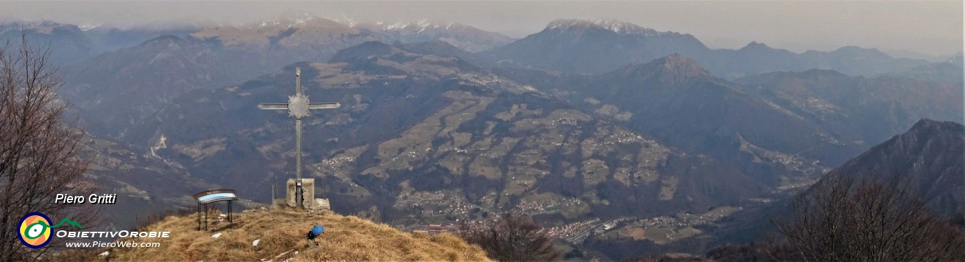 61 Alla croce del Pizzo Grande del Sornadello (1574 m) con sabbia del Sahara in cielo  .jpg